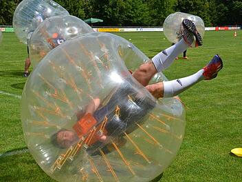 Beim Bubblesoccer sieht man die Welt auch mal aus einer anderen Perspektive. Foto: Uschi Prawitz