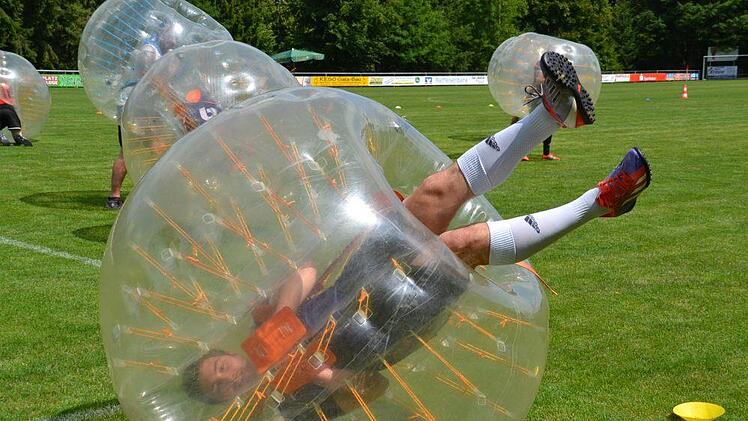 Beim Bubblesoccer sieht man die Welt auch mal aus einer anderen Perspektive. Foto: Uschi Prawitz