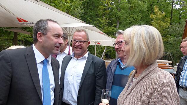 Hubert Aiwanger (l.)   hörte  bei seiner Reise  durch Oberfranken    aufmerksam zu. Foto: Pauline Lindner