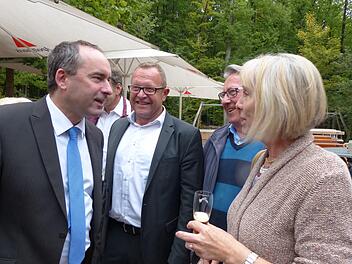 Hubert Aiwanger (l.)   hörte  bei seiner Reise  durch Oberfranken    aufmerksam zu. Foto: Pauline Lindner