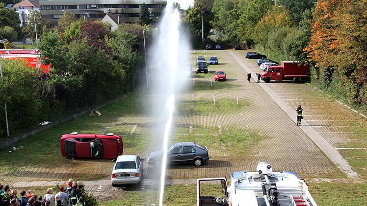 Der Einsatz verschiedener Strahlrohre beeindruckte die Besucher.Richard Sänger