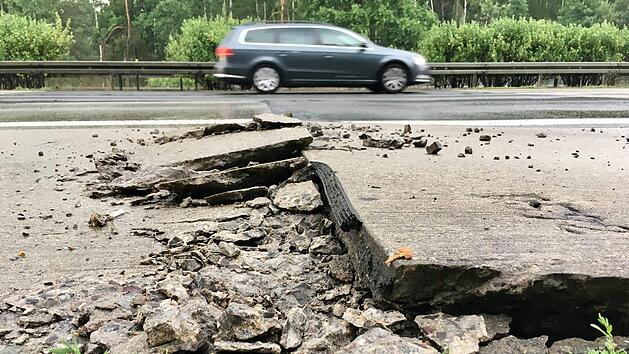 Mitte dieser Woche war auf der viel befahrenen Autobahn aufgrund der großen Hitze großflächig die Fahrbahn aufgeplatzt («Blow up»).  Foto: Julian Stähle/dpa