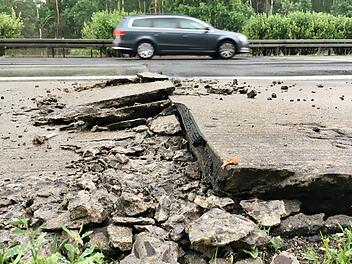Mitte dieser Woche war auf der viel befahrenen Autobahn aufgrund der gro&szlig;en Hitze gro&szlig;fl&auml;chig die Fahrbahn aufgeplatzt (&laquo;Blow up&raquo;).  Foto: Julian St&auml;hle/dpa