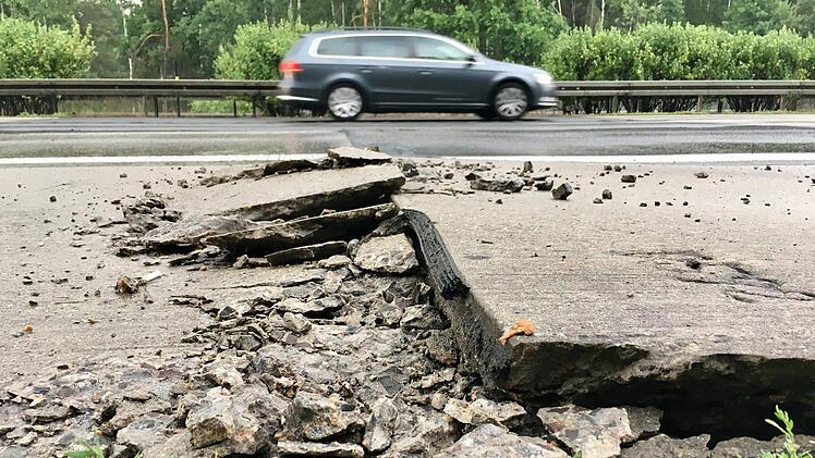 Mitte dieser Woche war auf der viel befahrenen Autobahn aufgrund der großen Hitze großflächig die Fahrbahn aufgeplatzt («Blow up»).  Foto: Julian Stähle/dpa