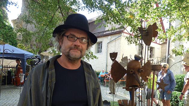 Hans Lassner-Meisel aus Kirchehrenbach ist von Beruf Metallograf. Sein Hobby ist die Metallgestaltung, die er sich selbst beigebracht hat. "Ich finde das Ambiente wunderbar", sagt Meisel. Foto: Thomas Weichert