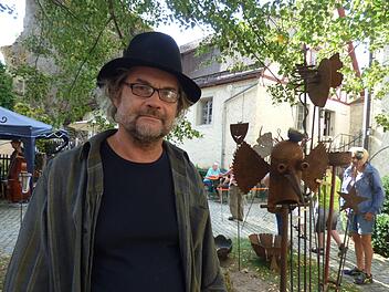 Hans Lassner-Meisel aus Kirchehrenbach ist von Beruf Metallograf. Sein Hobby ist die Metallgestaltung, die er sich selbst beigebracht hat. "Ich finde das Ambiente wunderbar", sagt Meisel. Foto: Thomas Weichert