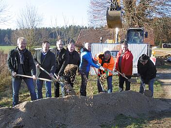 Beim Spatenstich in Zochenreuth Foto: Carmen Schwind