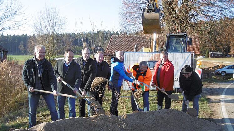 Beim Spatenstich in Zochenreuth Foto: Carmen Schwind