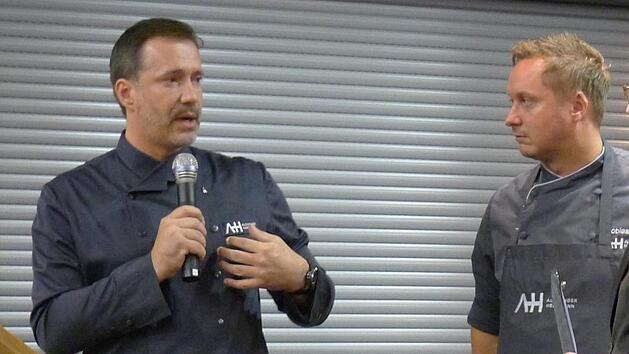 Starkoch Alexander Herrmann (links) und K&uuml;chenchef Tobias B&auml;tz (rechts) freuen sich &uuml;ber den zweiten Michelin-Stern. Foto: Dagmar Besand