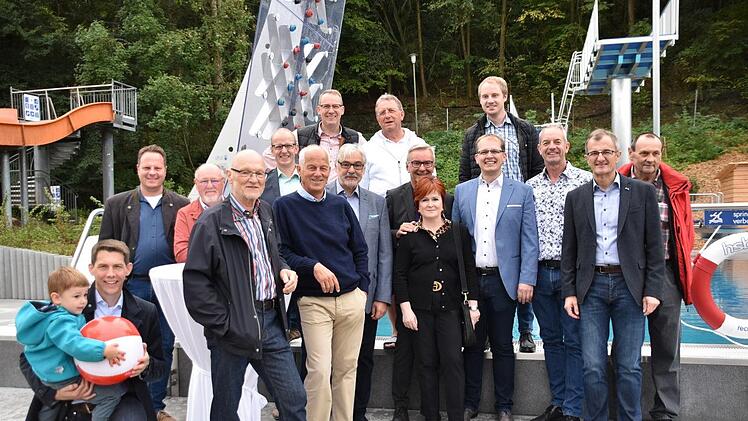 Auch die Prominenz  freute sich, dass die Sprunganlage er&ouml;ffnet werden konnte. Foto: Uschi Prawitz