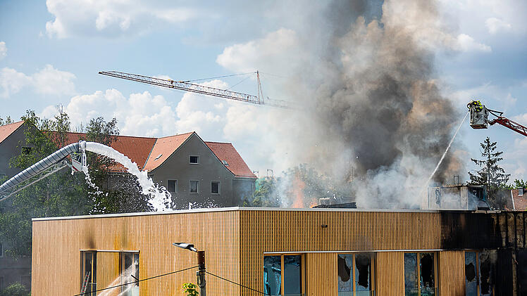 Nürnberger Kita brennt weiterhin: Feuerwehr kündigt drastische Maßnahme an - "kommen da nicht ran"