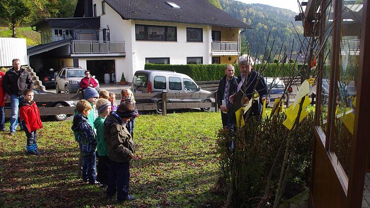 Der Obst- und Gartenbauverein Steinberg beschenkt alljährlich die ABC-Schützen aus Steinberg und Umgebung mit jeweils einem Obstbaum. Fotos: Schülein