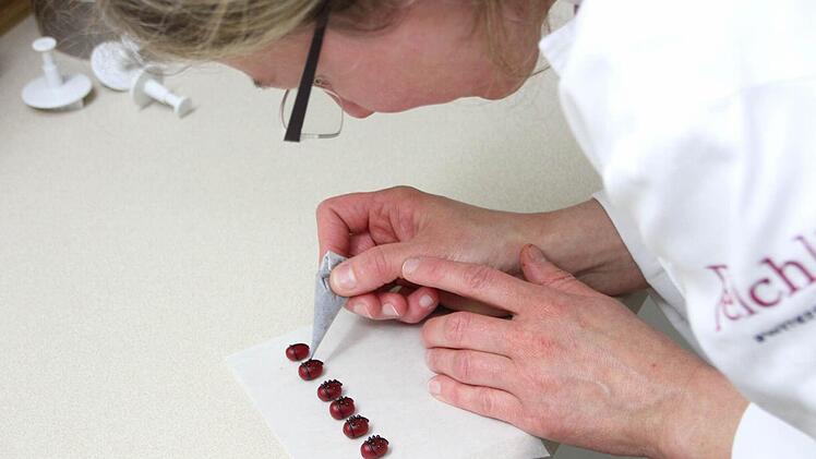Mit Fingerspitzengefühl verwandeln sich rote Marzipankugeln in Marienkäfer. Fotos: sd