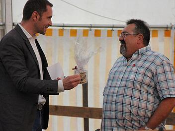 Ortssprecher: Hermann Krauß (rechts) vertritt die Interessen von Menchau und Leesau. Bürgermeister Martin Bernreuther gratuliert zur Wahl.   Foto: Katharina Müller-Sanke