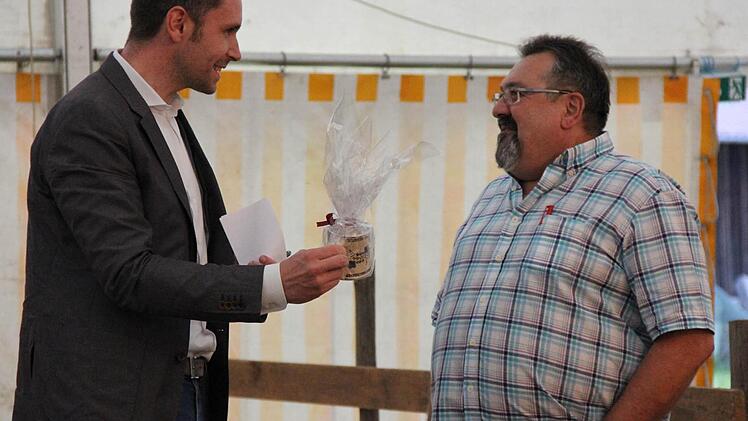 Ortssprecher: Hermann Krauß (rechts) vertritt die Interessen von Menchau und Leesau. Bürgermeister Martin Bernreuther gratuliert zur Wahl.   Foto: Katharina Müller-Sanke