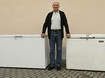 Gewinner Herr Meier mit der alten (r.) Tiefkühltruhe und der neuen. Foto: pr