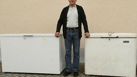 Gewinner Herr Meier mit der alten (r.) Tiefkühltruhe und der neuen. Foto: pr