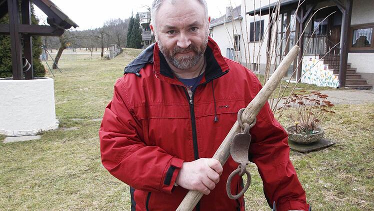 Robert Häfner hat ein Sammelsurium an geschichtsträchtigen Dingen. Foto: Josef Hofbauer
