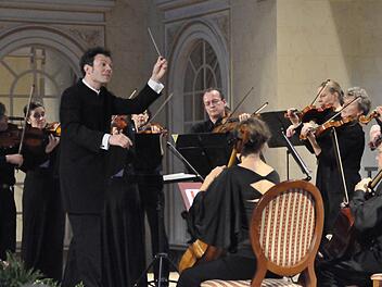 Bei einem Nachmittagskonzert im König Ludwig I.-Saal des Staatsbades verzauberte das Bayerische Kammerorchester Bad Brückenau, unter der musikalischen Leitung von Simon Gaudenz, mit einem außergewöhnlichen Programm.  Foto: Peter Klopf
