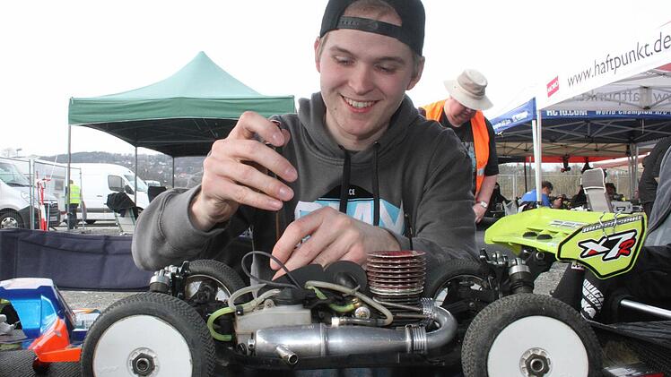 Lukas Strothmann (21) aus Coesfeld lässt die Autos schon seit seinem sechsten Lebensjahr durch die Kurven fliegen. Foto: Sonja Adam