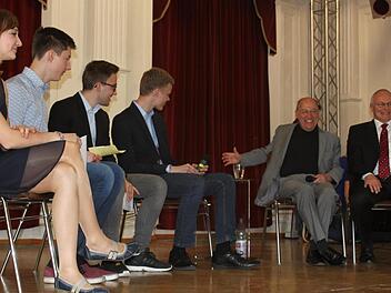 Matthias Söffler (rechts) hatte Gregor Gysi (Zweiter von rechts) an das FLG eingeladen und auch die Fragerunde mit Schülern organisiert und vorbereitet. Foto: Iryna Zakoretska