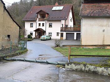 In Krassach wurde schon für das erwartete Hochwasser vorgesorgt. Sandsäcke liegen vor Grundstückszufahrten. Foto: Dieter Radziej