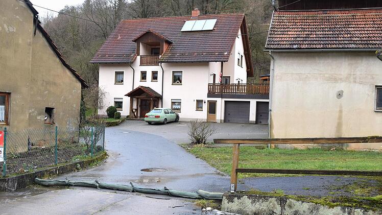 In Krassach wurde schon für das erwartete Hochwasser vorgesorgt. Sandsäcke liegen vor Grundstückszufahrten. Foto: Dieter Radziej