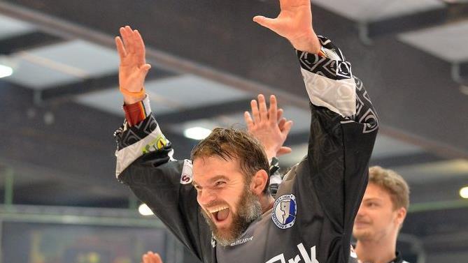 Es ist vollbracht: Daniel Jun bejubelt mit den Fans die Rückkehr in die Oberliga. Foto: Picturedreams