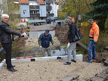 Gerhard Merkel: Immer vor Ort, wenn sein Rat gefragt war. Unser Foto zeigt den Bauamtsleiter (links) im Oktober 2017 auf einer Brückenbaustelle im Lohhof, als er der Zweiten Bürgermeisterin Renate Schroff den Baufortschritt erläuterte.  Fotos: Bernhard Panzer