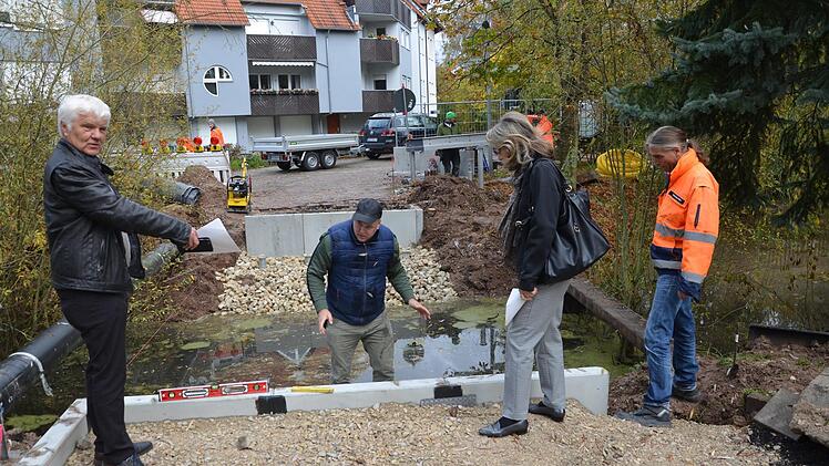 Gerhard Merkel: Immer vor Ort, wenn sein Rat gefragt war. Unser Foto zeigt den Bauamtsleiter (links) im Oktober 2017 auf einer Brückenbaustelle im Lohhof, als er der Zweiten Bürgermeisterin Renate Schroff den Baufortschritt erläuterte.  Fotos: Bernhard Panzer