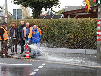 Die Notwasserversorgung zwischen Altenkunstadt und  Burgkunstadt funktioniert. Das hat ein Test an einem Hydranten an der  Altenkunstadter Mainbrückenkreuzung ergeben. Im Bild (von links)  Netzmeister Alexander Büttner, Bürgermeisterin Christine Frieß, ihren  Amtskollegen Robert Hümmer, Wasserwart Wolfgang Pohl und Wassermeister  Joachim Ruß.Stephan Stöckel