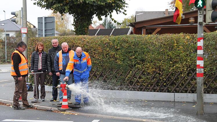 Die Notwasserversorgung zwischen Altenkunstadt und  Burgkunstadt funktioniert. Das hat ein Test an einem Hydranten an der  Altenkunstadter Mainbrückenkreuzung ergeben. Im Bild (von links)  Netzmeister Alexander Büttner, Bürgermeisterin Christine Frieß, ihren  Amtskollegen Robert Hümmer, Wasserwart Wolfgang Pohl und Wassermeister  Joachim Ruß.Stephan Stöckel