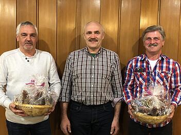 Norbert Hergenröder (Mitte) verabschiedete Willi Mathes (links) Erich Fröhlich nach vielen Jahren aus dem Vorstand der Jagdgenossen Riedenberg.  Foto: Wilfried Helfrich