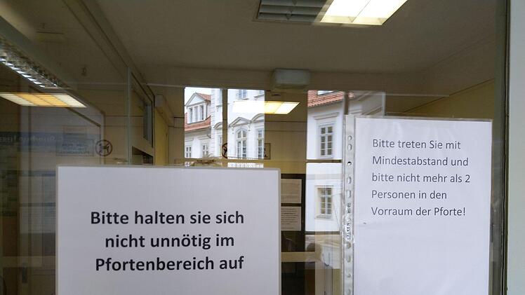 Klare Regeln gelten derzeit auch hinter den Kulissen des Landestheaters wie hier am Bühneneingang.Foto: Jochen Berger