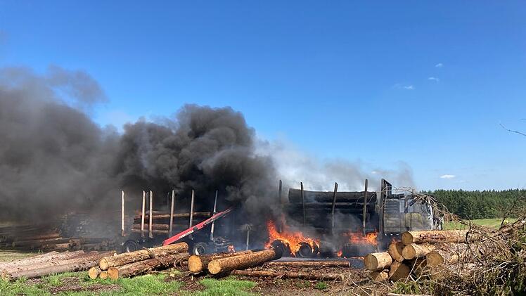 Holztransporter gerät in Brand
