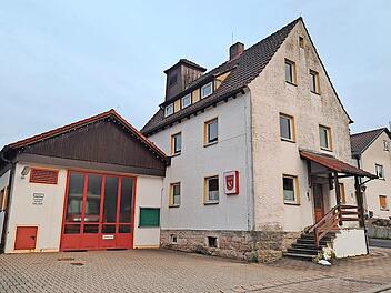 Hier ist die Feuerwehr in Weidach aktuell untergebracht. In der Bürgerversammlung wurde der Wunsch nach einem neuen Gerätehaus vorgebracht. Die Planung könne erst erfolgen, wenn der Kindergarten gebaut ist, antwortete der Bürgermeister.