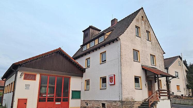 Hier ist die Feuerwehr in Weidach aktuell untergebracht. In der Bürgerversammlung wurde der Wunsch nach einem neuen Gerätehaus vorgebracht. Die Planung könne erst erfolgen, wenn der Kindergarten gebaut ist, antwortete der Bürgermeister.
