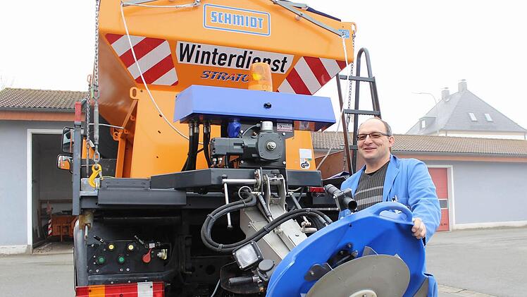 Bauhofleiter Alois Neuhöfer an einem Unimog, an den die Streuvorrichtung montiert wurde.  Fotos: Bastian Girg