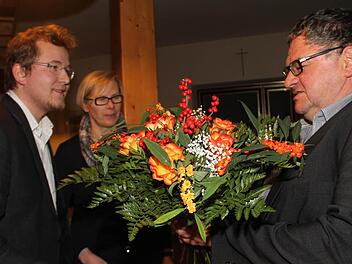 Blumen von Kreisvorstandssprecher Valentin Motschmann (links) und Beate Leidnecker-Schneidawind gab es für Mathias Söllner, den frisch gekürten Bürgermeister-Kandidaten der Bündnisgrünen. Foto: Gerda Völk