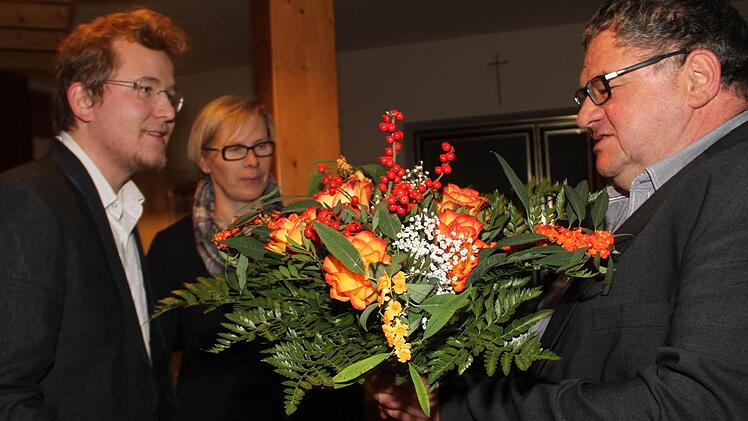 Blumen von Kreisvorstandssprecher Valentin Motschmann (links) und Beate Leidnecker-Schneidawind gab es für Mathias Söllner, den frisch gekürten Bürgermeister-Kandidaten der Bündnisgrünen. Foto: Gerda Völk