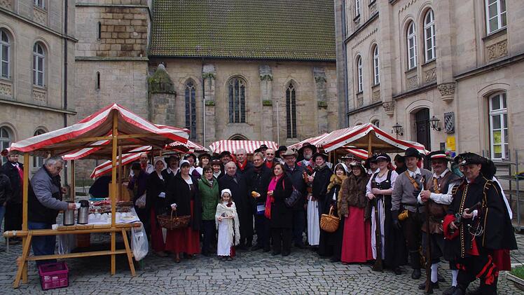 Die Ehrengäste freuen sich über den Start in die neue Bauernmarkt-Saison.