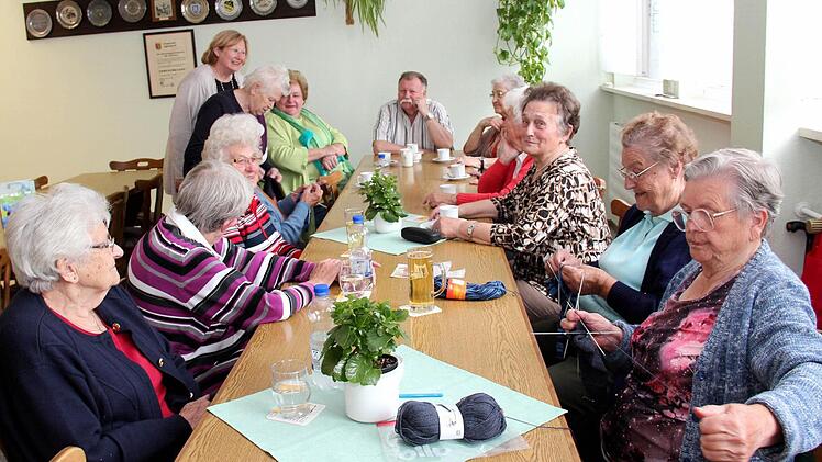 Die Damen ratschen, trinken Kaffee und manche stricken - am Kopfende ein Herr: Harald König.