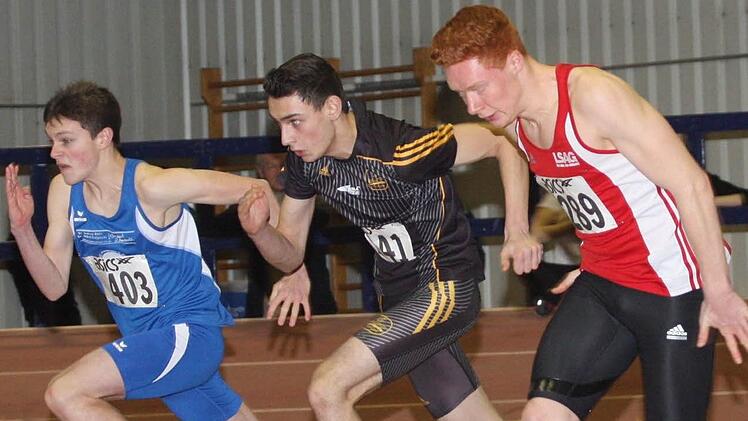 Nick Przeliorz (rechts) vom TSV Münnerstadt sprintete über 60 Meter auf Rang zwei der U-18. Mit der Startgemeinschaft Würzburg - Münnerstadt siegte er in der Staffel über 4 x 200 Meter.  Foto: Reinhold Nürnberger