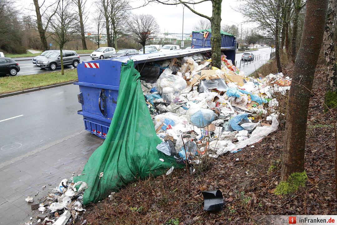 Müll-Laster in Forchheim umgekippt