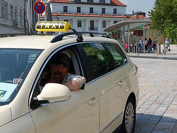 Taxi fahren zum Bustarif? Mit dem Anruf-Sammeltaxi ist das in jenen Zeiten möglich, in denen keine Stadtbusse mehr verkehren.  Foto: CT-Archiv