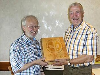 Kreishandwerksmeister Anton Hesselbach (rechts) &uuml;berreichte Werner Paltian einen Ordner aus Holz mit Inhalt. Foto: Petra Schwab