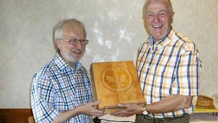 Kreishandwerksmeister Anton Hesselbach (rechts) &uuml;berreichte Werner Paltian einen Ordner aus Holz mit Inhalt. Foto: Petra Schwab