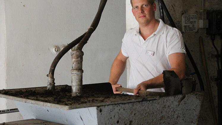 Marcus Albert von der Haustechnik zeigt die alte Moorm&uuml;hle im Badehaus, die im Zuge der Modernisierung ausgedient hat. Foto: Benedikt Borst