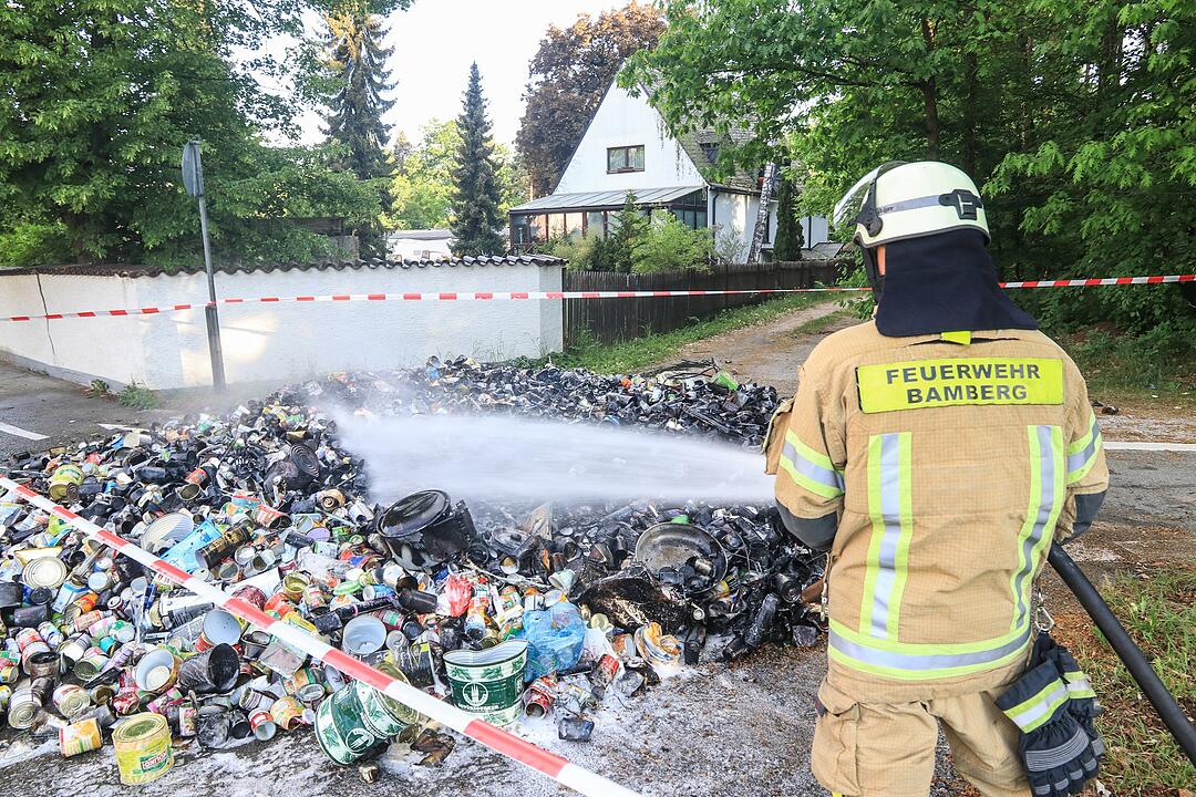 Bamberg: Müll-Laster kippt brennende Ladung aus