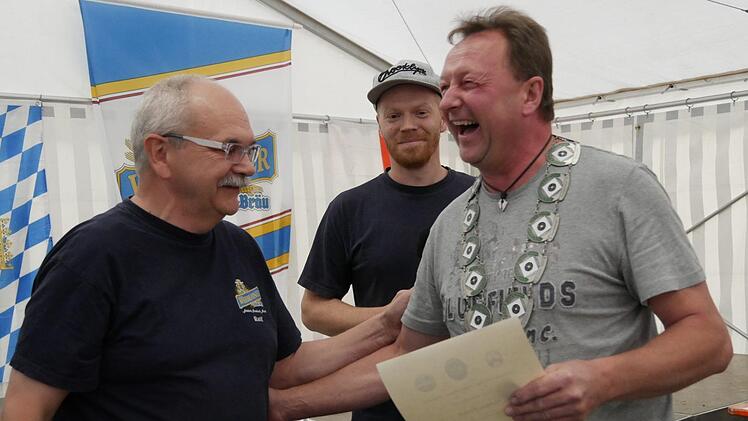 So freuen kann sich nur einer, der ins Schwarze getroffen hat! Was für eine Freude bei Matthias Fiebig (rechts), als SG-Vorsitzender Ralf Schilha (links) seinen Namen verkündet. Foto: Manja von Nida